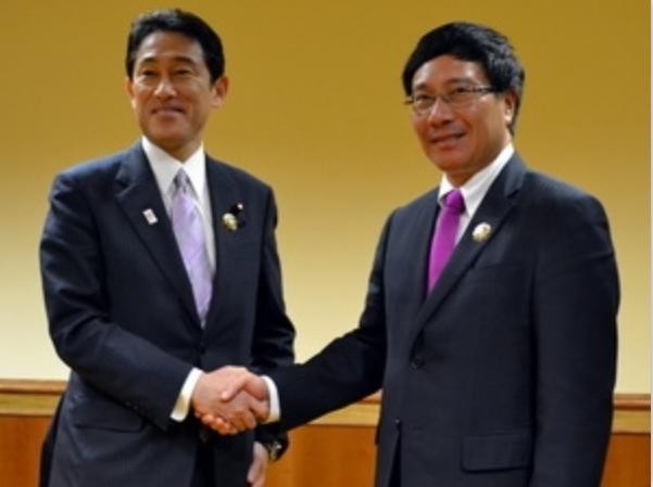 Ngoại trưởng Nhật Bản Fumio Kishida (trái) sắp thăm Việt Nam, hai bên sẽ tăng cường hợp tác để bảo vệ hòa bình, an ninh và ổn định ở Biển Đông.