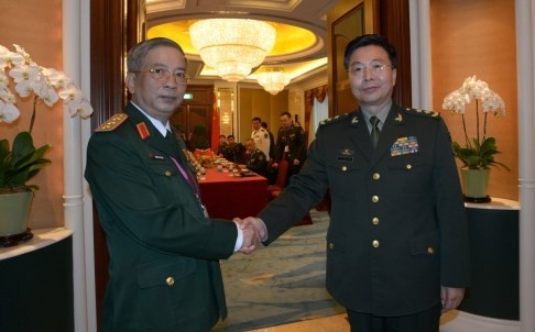 Thứ trưởng Quốc phòng Việt Nam Nguyễn Chí Vịnh (trái) cho biết: &quot;Họ (Trung Quốc) đã nhiều lần yêu cầu chúng tôi không đưa vụ việc ra tòa án quốc tế&quot;.