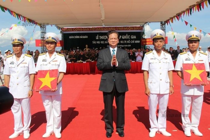 Thủ tướng Nguyễn Tấn Dũng tại lễ thượng cờ cấp quốc gia biên chế tàu ngầm HQ 182 Hà Nội và tàu ngầm TP. Hồ Chí Minh cho Hải quân Việt Nam