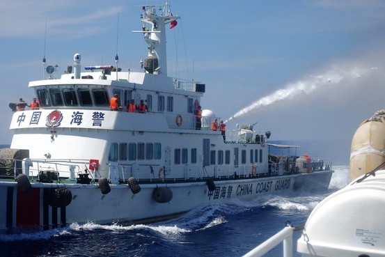 Tàu hải cảnh Trung Quốc dùng vòi rồng tấn công tàu Việt Nam.