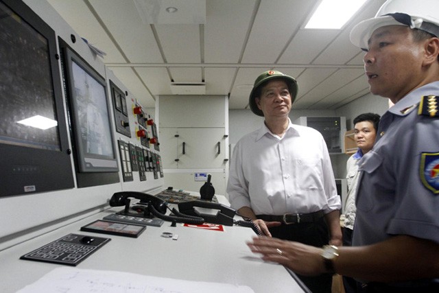 Thủ tướng Nguyễn Tấn Dũng thị sát nhà máy đóng tàu Hạ Long và lên thăm tàu kiểm ngư KN781 hiện đại nhất ASEAN
