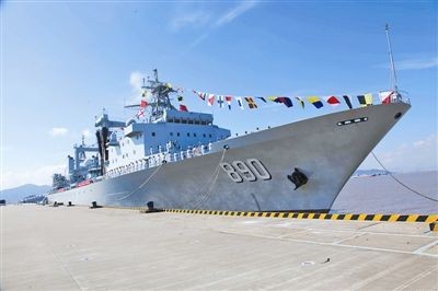 Tàu tiếp tế tổng hợp Sào Hồ lớp Phúc Trì, số hiệu 890, chế tạo tại nhà máy đóng tàu Hỗ Đông, Thượng Hải, hạ thủy ngày 7 tháng 5 năm 2012, biên chế cho Hạm đội Đông Hải ngày 12 tháng 9 năm 2013.