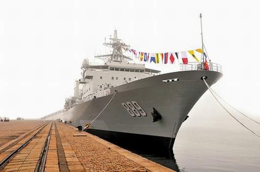 Tàu tiếp tế tổng hợp Thiên Đảo Hồ lớp Phúc Trì, số hiệu 886, hạ thủy ngày 21 tháng 7 năm 2003, biên chế cho Hạm đội Đông Hải vào ngày 30 tháng 4 năm 2005.
