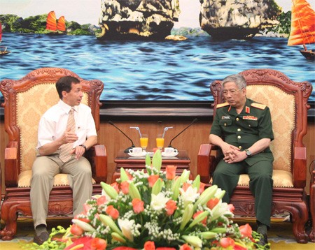 Thượng tướng Nguyễn Chí Vịnh, Thứ trưởng Bộ Quốc phòng tiếp Chuẩn đô đốc Gilles Couturier, Cục trưởng Cục Chính sách An ninh quốc tế, Bộ Quốc phòng Ca-na-đa.