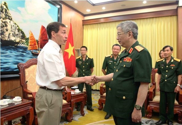 Thượng tướng Nguyễn Chí Vịnh, Thứ trưởng Bộ Quốc phòng tiếp Chuẩn đô đốc Gilles Couturier, Cục trưởng Cục Chính sách An ninh quốc tế, Bộ Quốc phòng Ca-na-đa