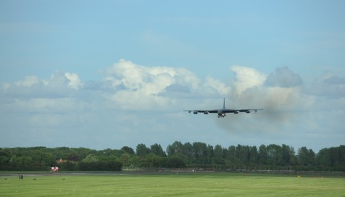 Hai máy bay ném bom chiến lược B-52H bay đến căn cứ Fairford ngày 4 tháng 6 năm 2014