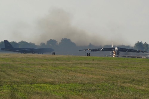 Hai máy bay ném bom chiến lược B-52H rời khỏi căn cứ Barksdale
