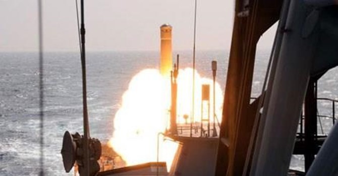 Tên lửa BrahMos phòng từ tàu hộ vệ INS Trikand vào tháng 2 năm 2014