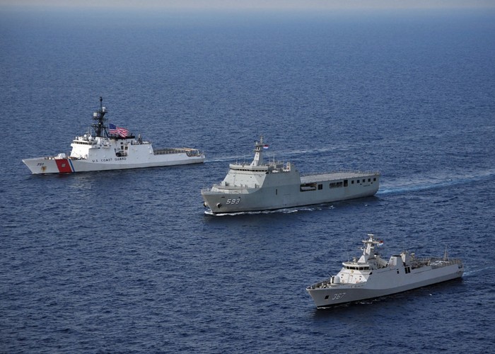 Tàu hộ vệ hạng nhẹ lớp Sigma số hiệu 367 của Hải quân Indonesia tham gia diễn tập CARAT 2012