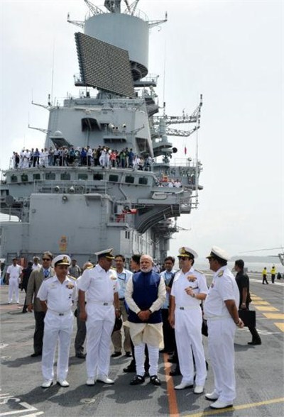 Thủ tướng Ấn Độ Modi thị sát tàu sân bay INS Vikramaditya