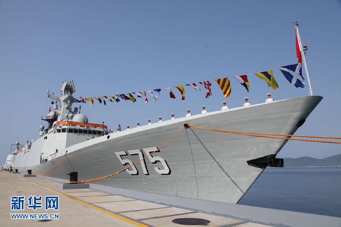 Tàu hộ vệ tên lửa Nhạc Dương số hiệu 575 Type 054A thuộc Hạm đội Nam Hải, biên chế ngày 3 tháng 5 năm 2013, dài 130 m, rộng 16 m, lượng giãn nước tối đa hơn 4.000 tấn, thủy thủ đoàn 190 người.
