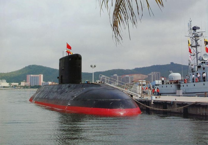 Trung Quốc sở hữu 12 tàu ngầm thông thường lớp Kilo của Nga (trong hình), đã 2 lần tổ chức tập trận chung với Nga có khoa mục săn ngầm với quân xanh là tàu ngầm lớp Kilo. Trung Quốc cũng đang đẩy mạnh sản xuất hàng loạt tàu ngầm thông thường lớp Nguyên.