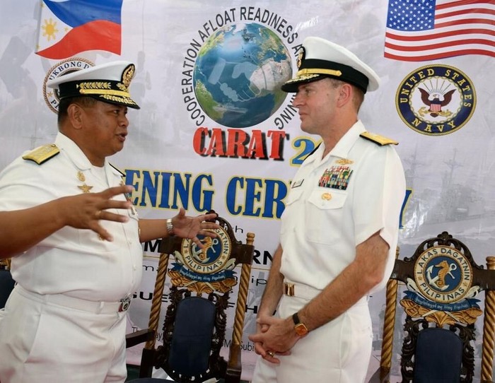 Sĩ quan chỉ huy Mỹ, Philippines trong lễ khởi động diễn tập ngày 26 tháng 6 năm 2014