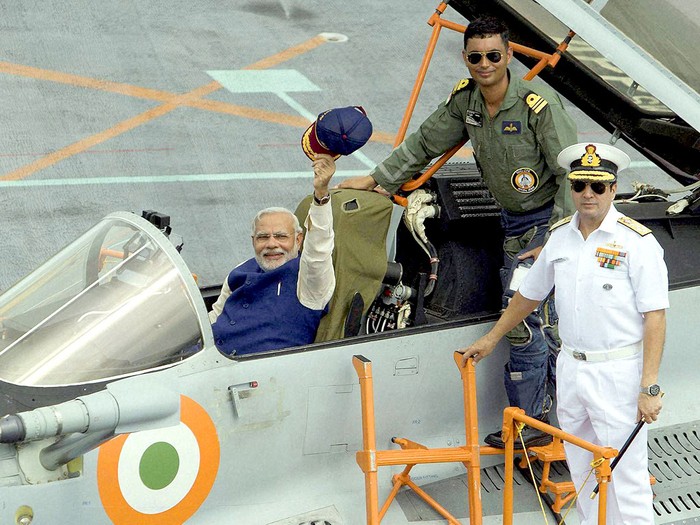 Thủ tướng Ấn Độ Modi vừa lên tàu sân bay INS Vikramaditya cổ vũ cho phát triển vũ khí trang bị nước này