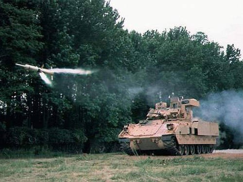 Xe chiến đấu bộ binh Bradley Mỹ phóng tên lửa chống tăng