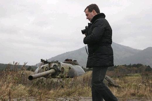 Ông Medvedev, hiện là Thủ tướng Nga từng đến thăm quần đảo Nam Kuril