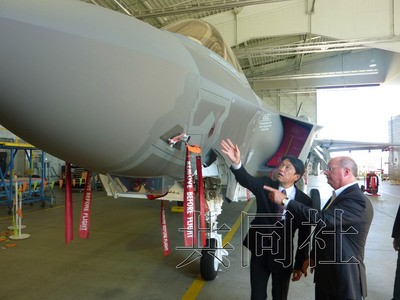 Ngày 8 tháng 7 năm 2014, Bộ trưởng Quốc phòng Nhật Bản Itsunori Onodera tham quan nhà máy sản xuất máy bay chiến đấu F-35 của hãng Lockheed Martin