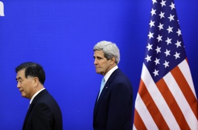 Ngoại trưởng Mỹ John Kerry và Phó Thủ tướng Trung Quốc Uông Dương tại Đối thoại chiến lược và kinh tế Mỹ-Trung diễn ra vào ngày 9 - 10 tháng 7 năm 2014. Mỹ đã lên tiếng chỉ trích hành động bất chấp luật pháp của Trung Quốc ở Biển Đông.