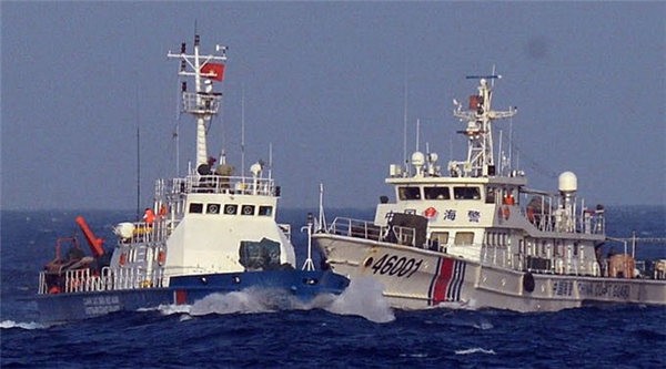 Tàu cảnh sát biển Trung Quốc đâm tàu Việt Nam - hành động khủng bố của Chính phủ Trung Quốc tại vùng đặc quyền kinh tế, thềm lục địa của Việt Nam (nguồn Thời báo Hoàn Cầu, TQ)