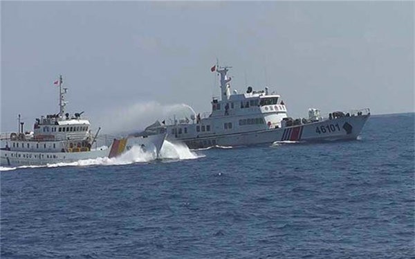Tàu kiểm ngư Việt Nam bị tàu hải cảnh Trung Quốc tấn công, thậm chí có ý định đâm chìm - giống như một hành động khủng bố nhà nước trên biển, đòi hỏi cộng đồng quốc tế cần phải dùng sức mạnh để trấn áp, bảo vệ an ninh hàng hải khu vực (ảnh nguồn Thời báo Hoàn Cầu, TQ).