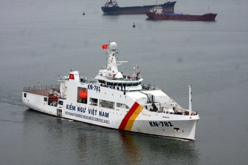Chính phủ Việt Nam chi tiền lớn đóng tàu chống lại hành động cướp biển, khủng bố, thực dân của Trung Quốc. Trong hình là tàu kiểm ngư KN 781 hiện đại nhất của Việt Nam vừa biên chế cho Lực lượng Kiểm ngư.