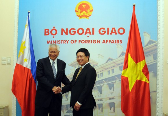 Ngày 2 tháng 7 năm 2014, Phó Thủ tướng, Bộ trưởng Ngoại giao Phạm Bình Minh đã thân mật đón tiếp Bộ trưởng Ngoại giao Philippines Albert del Rosario tại Nhà khách Chính phủ.