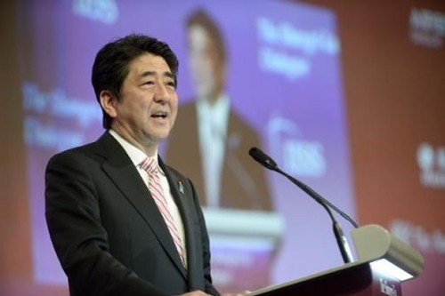 Thủ tướng Nhật Bản Shinzo Abe tuyên bố thực hiện chính sách mới đối với khu vực, phát huy vai trò lớn hơn trên trường quốc tế. Trong hình là Thủ tướng Shinzo Abe phát biểu dẫn đề tại Đối thoại Shangri-La năm 2014