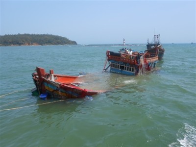 Trung Quốc khủng bố Việt Nam tại vùng đặc quyền kinh tế, thềm lục địa của Việt Nam: Đâm chìm tàu cá của Việt Nam, ngăn chặn không cho cứu ngư dân của tàu cá này.