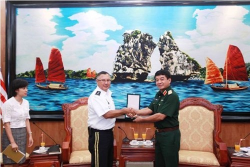 Ngày 1 tháng 7 năm 2014, Trung tướng Võ Văn Tuấn, Phó Tổng tham mưu trưởng Quân đội nhân dân Việt Nam hội kiến, sau đó trao tặng quà lưu niệm biểu tượng của Bộ Quốc phòng cho Thiếu tướng Gari Her, Phó Tư lệnh lục quân Thái Bình Dương Mỹ