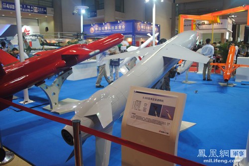 Mộ hình máy bay không người lái cận âm S-300 Trung Quốc tại triển lãm (nguồn báo Phượng Hoàng, Hồng Kông)