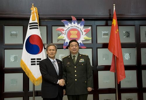 Bộ trưởng Quốc phòng hai nước Trung-Hàn (ảnh tư liệu tháng 3 năm 2013)