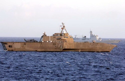 Tàu Aegis Mỹ và tàu chiến biển gần Trung Quốc (nguồn mạng sina Trung Quốc)