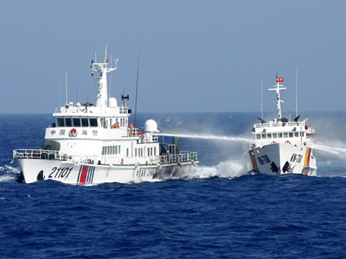 Tàu kiểm ngư Việt Nam bị tàu hải cảnh Trung Quốc tấn công bằng vòi rồng ở vùng đặc quyền kinh tế, thềm lục địa của Việt Nam.
