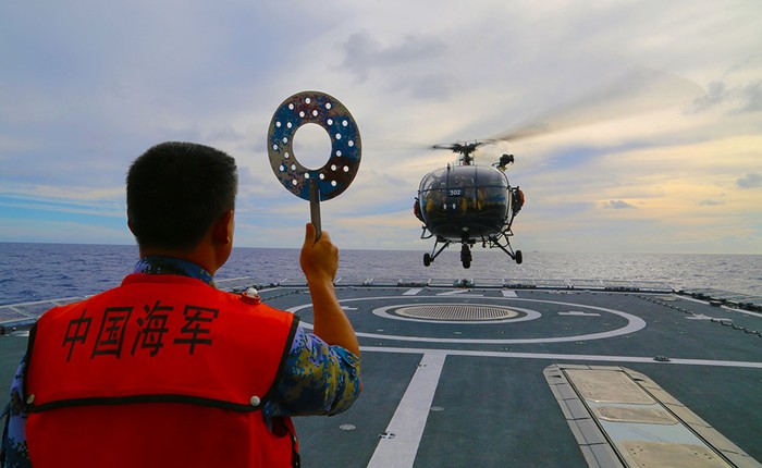 Máy bay trực thăng Pháp tập cất hạ cánh trên tàu khu trục tên lửa Hải Khẩu, Hải quân Trung Quốc trong diễn tập &quot;Vành đai Thái Bình Dương 2014&quot;