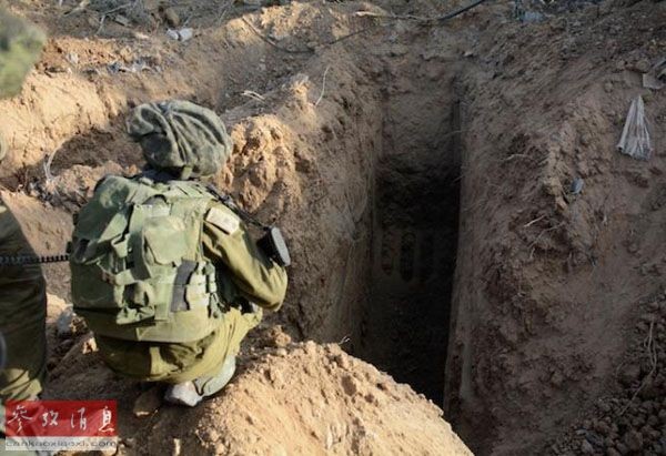 Ngày 17 tháng 7 năm 2014, binh sĩ Israel kiểm tra một lối vào địa đạo cu9ả Hamas ở phía bắc dải Gaza.