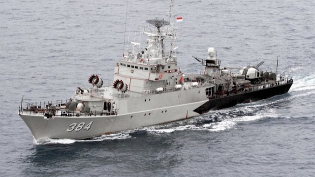 Tàu hộ vệ hạng nhẹ KRI Pati Unus số hiệu 384, một tàu cùng lớp Kapitan Pattimura với tàu KRI Sultan Thaha Syaifuddin của Hải quân Indonesia