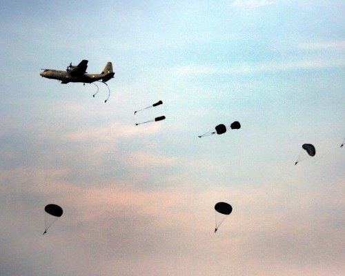 Máy bay vận tải C-130J Không quân Ấn Độ thả lính dù