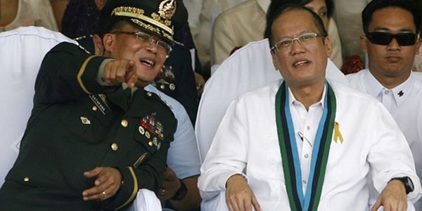 Tổng tham mưu trưởng Quân đội Philippines Gregorio Pio Catapang và Tổng thống Philippiines Benigno Aquino