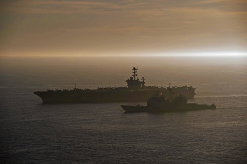 Tàu sân bay USS George Washington và tàu tuần dương tên lửa Shiloh CG67 của Hải quân Mỹ tham gia cuộc tập trận Malabar 2014 giữa Mỹ-Nhật-Ấn (nguồn mạng sina Trung Quốc)