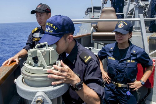 Tập trận Malabar 2014 ngày 27 tháng 7 năm 2014: sĩ quan Nhật-Ấn tìm kiếm tàu ngầm trên tàu khu trục USS John S. McCain (DDG-56) lớp Arleigh Burke Hải quân Mỹ