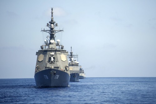 Tàu khu trục Aegis JS Ashigara (DDG-178) của Nhật Bản (đi đầu) tham gia cuộc tập trận Malabar 2014