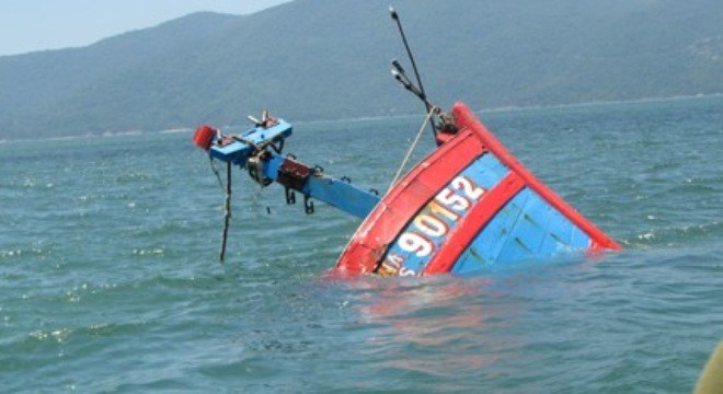 Trung Quốc khủng bố tàu Việt Nam tại vùng đặc quyền kinh tế, thềm lục địa của Việt Nam: Đâm chìm tàu cá của Việt Nam, ngăn chặn không cho cứu ngư dân của tàu cá này.