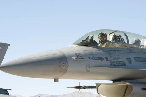 Máy bay chiến đấu F-16D mới đang phục vụ trong Quân đội Pakistan (nguồn mạng quân sự sina Trung Quốc)