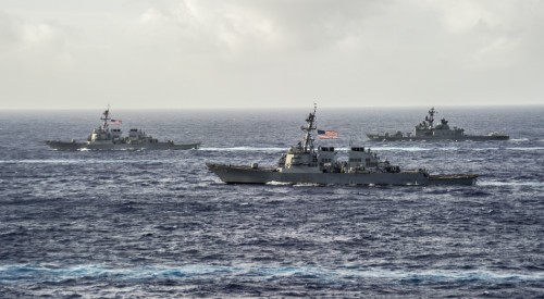 Biên đội tàu chiến Mỹ-Nhật trong cuộc diễn tập Malabar-2014 ở vùng biển Okinawa, Nhật Bản ngày 30 tháng 7 năm 2014