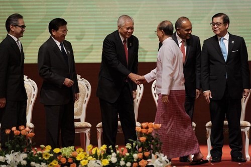 Ngày 8 tháng 8 năm 2014, tại lễ khai mạc Hội nghị ASEAN lần thứ 47 ở Trung tâm hội nghị quốc tế Myanmar, Tổng thống Myanmar Thein Sein đang bắt tay Ngoại trưởng các nước ASEAN.