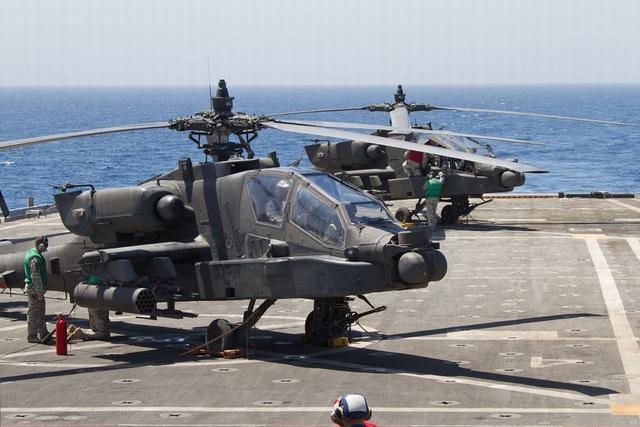 Máy bay trực thăng vũ trang Apache của Quân đội Mỹ tập trận ở vùng Vịnh