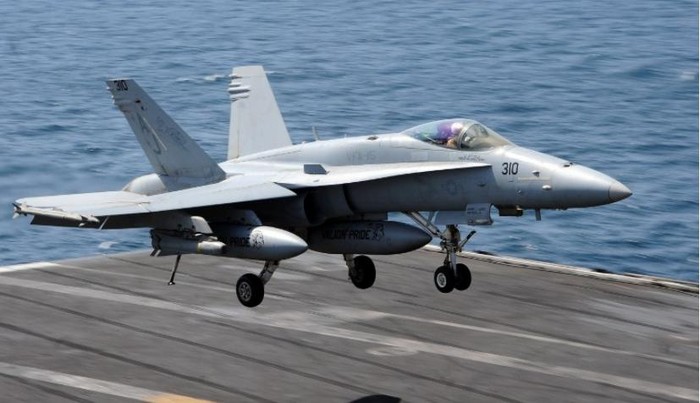 Máy bay chiến đấu F/A-18 Super Hornet Hải quân Mỹ không kích Iraq