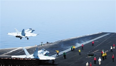 Máy bay chiến đấu F/A-18 Super Hornet Hải quân Mỹ cất cánh từ tàu sân bay tiến hành không kích Iraq