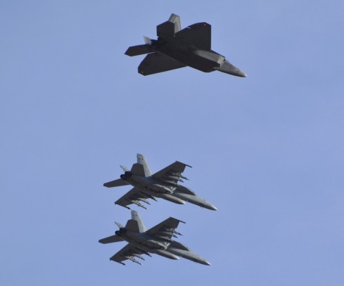 Biên đội máy bay chiến đấu F-22 Raptor và Super Hornet Mỹ (ảnh minh họa)