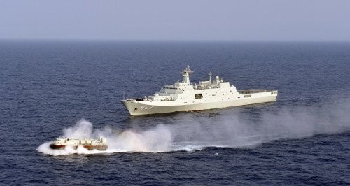 Tàu chiến Hạm đội Nam Hải, Hải quân Trung Quốc tập trận đổ bộ: Tàu đổ bộ cỡ lớn Tỉnh Cương Sơn thả tàu đệm khí (ảnh tư liệu minh họa)